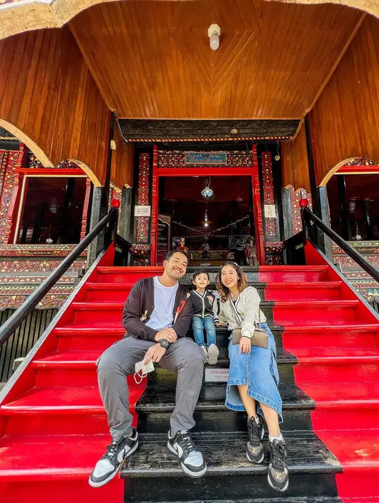 Penampilan keduanya pun makin kece dilengkapi dengan sneakers.  [Foto: IG/kikysaputrii]