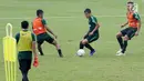 Pemain Timnas Indonesia U-22, Witan Sulaeman menggiring bola saat latihan di Stadion Madya, Senayan, Senin (21/1). Latihan kali ini tidak dipimpin Indra Sjafri karena sedang mengikuti lisensi kepelatihan Pro AFC di Spanyol. (Bola.com/M Iqbal Ichsan)