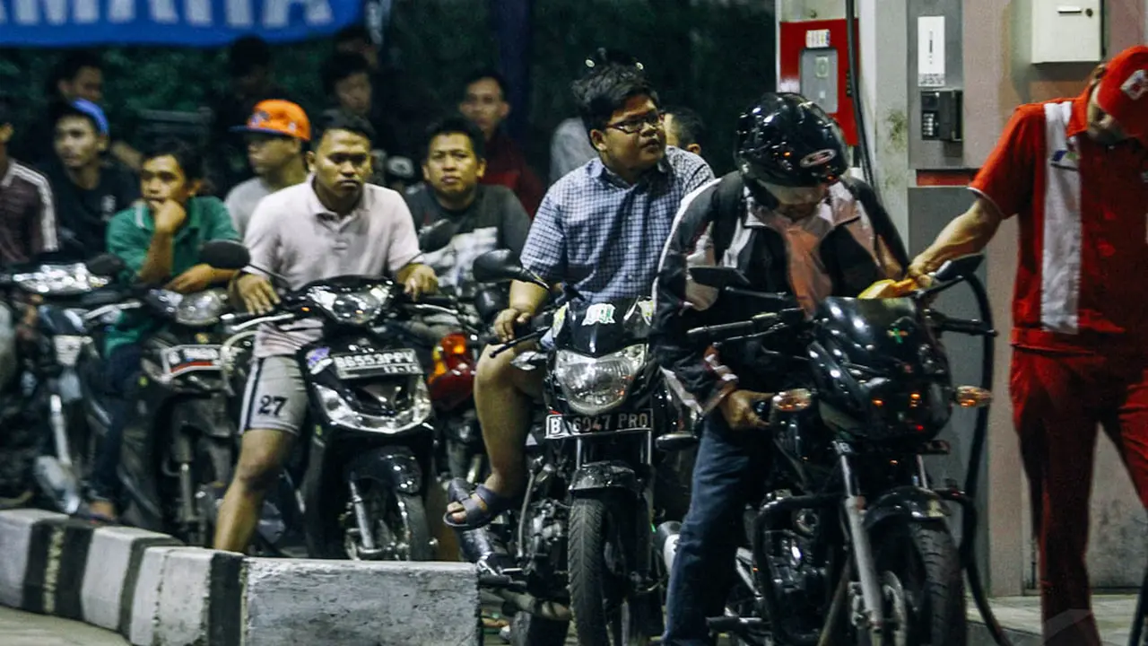 Jelang BBM Naik, Warga Serbu SPBU