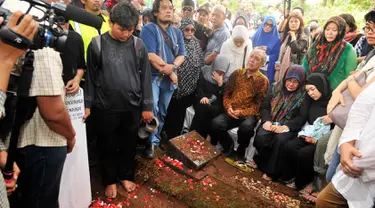 Suasana pemakaman Didi Petet di TPU Tanah Kusir, Jakarta, Jumat (15/5/2015). Keluarga menerangkan, Didi meninggal usai melaksanakan Salat Subuh. (Liputan6.com/Faisal R Syam)