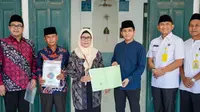 Wakil Menteri Agraria dan Tata Ruang/Badan Pertanahan Nasional (ATR/BPN), Raja Juli Antoni, menyerahkan sertifikat tanah untuk situs Makam Sunan Bonang seluas 4.377 meter persegi.