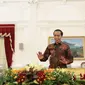 Presiden Jokowi (kiri) tersenyum saat melakukan Wawancara khusus di Istana Merdeka, Jakarta, Jumat (16/10/2015). Wawancara berhubungan dengan Pemerintahan Jokowi-JK genap berusia satu tahun pada 20 Oktober 2015 nanti. (Liputan6.com/Faizal Fanani)