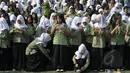 Ribuan pelajar bersiap mengikuti acara minum jamu bersama di Alun-Alun Satya Negara Sukoharjo, Jawa Tengah, Rabu (1/4/2015). Kegiatan tersebut dalam rangka pelestarian jamu ke masyarakat nasional maupun internasional. (Liputan6.com/Johan Tallo)