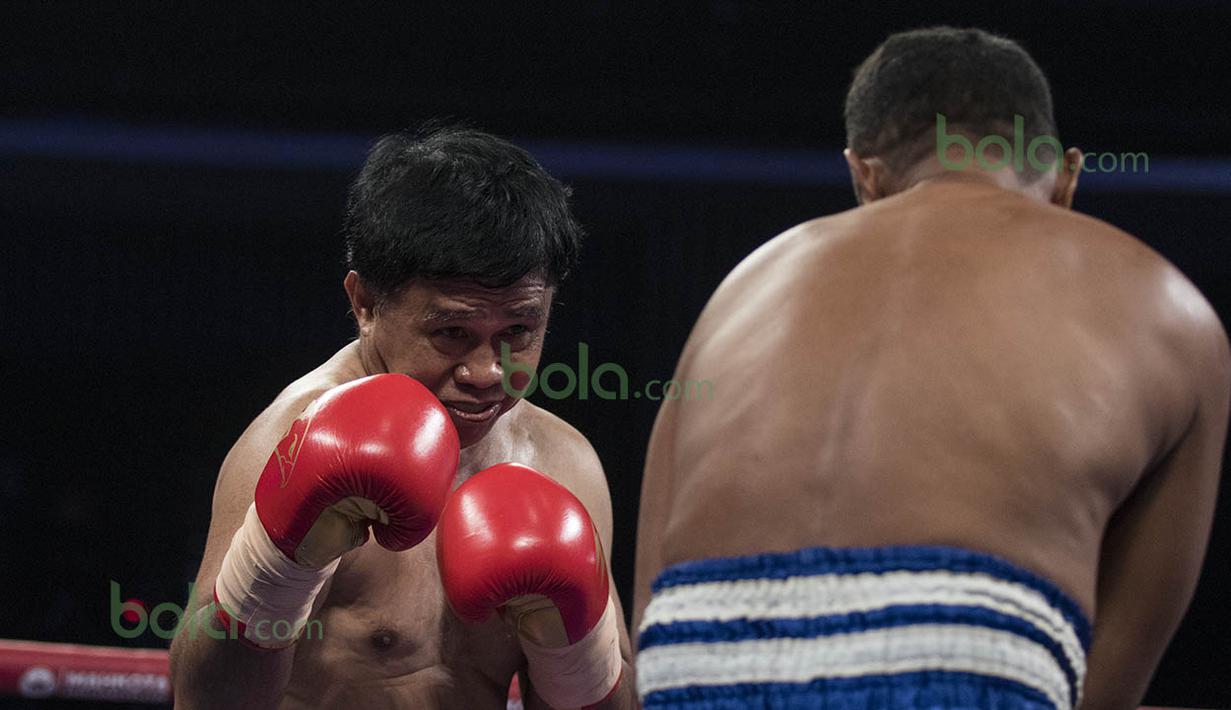 Pada ronde pertama Ellyas Pical hanya banyak bertahan dan mengamati permainan dari Feras Taborat. (Bola.com/Vitalis Yogi Trisna)