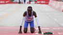 Ekspresi haru pelari Kenya, Kelvin Kiptum setelah melewati garis finis saat Chicago Marathon 2023 di Chicago, Illinois, Amerika Serikat, 8 Oktober 2023. (AFP/Kamil Krzaczynski)