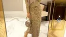Shireen Sungkar tampak mengenakan kebaya full payet dengan kain batik dan hijab syar’i. [Instagram/shireensungkar]