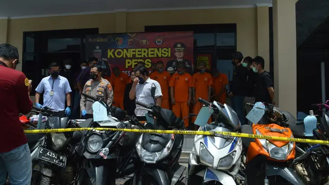 Sejumlah kendaraan roda dua, mobil dan tracktor yang berhasil diamankan polres Tasikmalaya dalam rilis kasus di Mapolres Tasik.