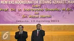 Menko Kemaritiman yang baru Rizal Ramli (kiri) dan Indroyono Soesilo usai sertijab menteri di gedung BPPT, Jakarta, Kamis (13/8/15). Kemenko Maritiman menggelar serah terima jabatan dari Indroyono Soesilo kepada Rizal Ramli. (Liputan6.com/Herman Zakharia)