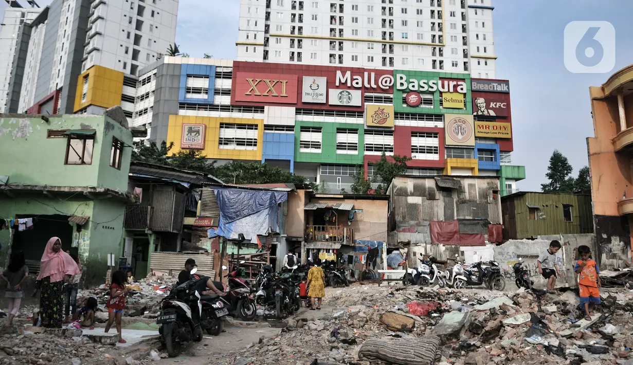 Aktivitas warga dekat proyek pembangunan Tol Becakayu seksi 1A di kawasan Pasar Gembrong, Jakarta, Selasa (14/7/2020). Proyek pembangunan Tol Becakayu seksi 1A rute Kampung Melayu-Cipinang Muara sepanjang 3,5 kilometer tersebut molor dari target. (merdeka.com/Iqbal S. Nugroho)