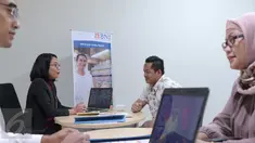 Nasabah mengajukan persyaratan kredit di BNI Tanah Abang, Jakarta, Rabu (24/2). KUR BNI sejak Januari 2016 hingga 4 Februari 2016 sudah hampir 2500 debitur. (Liputan6.com/Angga Yuniar)