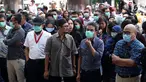 Ratusan Wadah Pegawai KPK menggelar aksi Solidaritas Untuk Gilang mengelilingi Gedung KPK Merah Putih di Jakarta, Kamis (7/9). Aksi barikade dengan bergandengan tangan sebagai bentuk dukungan dan solidaritas. (merdeka.com/Dwi Narwoko)