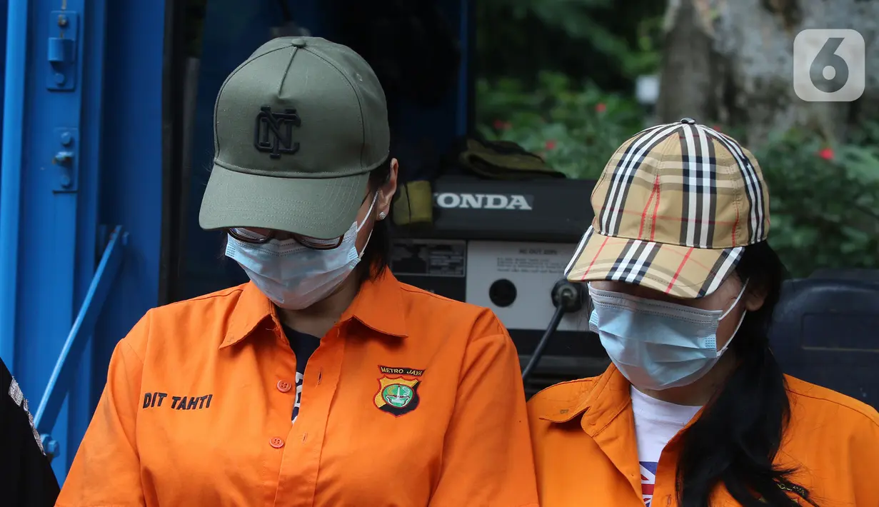 Tersangka yang juga selebgram Lucinta Luna (kiri) menyaksikan pemusnahan barang bukti narkoba di Mapolda Metro Jaya, Rabu (19/2/2020). Barang bukti merupakan hasil temuan dijajaran Polres selama Januari 2020 seperti sabu, ganja, esktasi, heroin, happy five dan gorilla. (Liputan6.com/Herman Zakharia)