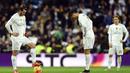 Ekspresi pemain Madrid setelah gawangnya kebobolan oleh pemain Barcelona dalam laga La Liga Spanyol di Stadion Santiago Bernabeu, Madrid, Minggu (22/11/2015) dini hari WIB. (AFP Photo/Javier Soriano)