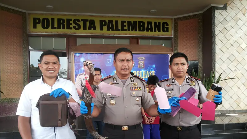 Kombes Pol Wahyu Bintoro Hari Bawono menunjukkan barang bukti yang diamankan dari tangan pelaku perampokan (Liputan6.com/Nefri Inge)