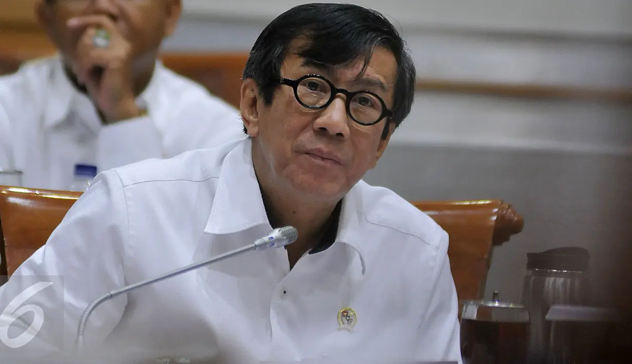 Menkumham, Yasonna Laoly mengikuti Rapat Kerja (Raker) dengan Komisi III DPR, Kompleks Parlemen, Jakarta, (3/2). Raker tersebut membahas legislasi, pengawasan dan temuan Hapsem BPK RI Semester I Tahun 2015. (Liputan6.com/JohanTallo)