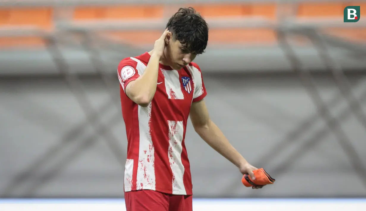 Beberapa kali terlihat menggaruk-garuk lehernya, banyak orang menduga jika dirinya kehilangan kalung atau barang berharga lainnya. (Bola.com/Bagaskara Lazuardi)