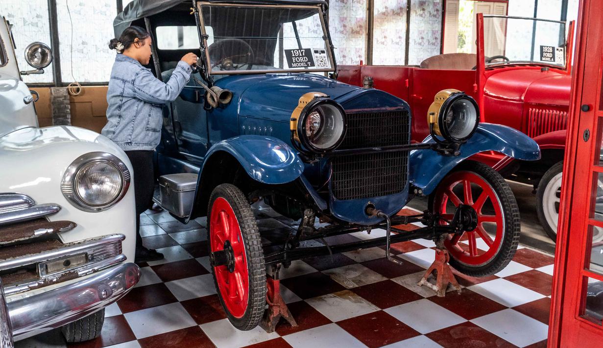 Foto yang diambil pada 14 Oktober 2025 ini menunjukkan mobil klasik Ford Model T pra-perang di Museum Mobil Antik Kebon, Bali. Namun, tidak semua koleksi mobil antik miliknya berada di sana. Di museum itu hanya tersimpan 190 mobil koleksinya, sementara sisanya masih dalam perawatan dan belum siap dipamerkan. (Dicky Bisinglasi/AFP)