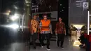 Tersangka mantan Direktur PT Murakabi Sejahtera, Irvanto Hendra Pambudi berjalan keluar usai menjalani pemeriksaan perdana di KPK, Jakarta, Jumat (9/3). KPK resmi menahan keponakan Setya Novanto tersebut terkait korupsi e-KTP. (Liputan6.com/Pool)