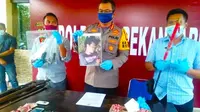 Kapolresta Pekanbaru Komisaris Besar Nandang Mu'min Wijaya memperlihatkan foto tersangka pencurian yang tewas ditembak karena melawan. (Liputan6.com/M Syukur)