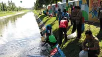 Sebanyak 500 ribu ikan dan udang ditebar di sungai-sungai di 14 kecamatan di Kabupaten Banyuwangi. Ada misi penting di balik itu. (Liputan6.com/Dian Kurniawan)