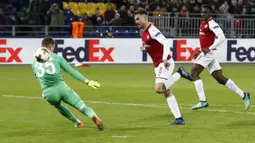 Aksi Aaron Ramsey (tengah) melewati kiper CSKA Moscow pada leg kedua Liga Europa di CSKA Arena, Russia, (12/3/2018). Arsenal lolos ke Semifinal dengan agregat gol 6-3. (AP/Pavel Golovkin)