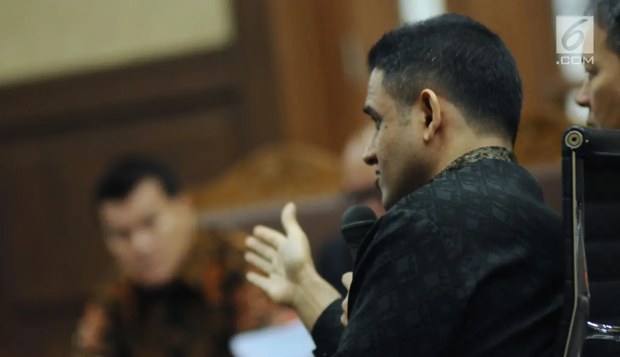 Mantan Bendahara Umum Partai Demokrat M Nazaruddin saat menjadi saksi sidang perkara proyek e-KTP di Pengadilan Tipikor, Jakarta, Senin (20/11). Nazaruddin bersaksi untuk terdakwa Andi Agustinus alias Andi Narogong. (Liputan6.com/Helmi Fithriansyah)