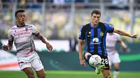 Pertandingan antara Inter Milan versus Bologna pada lanjutan Liga Italia 2023/2024 hari Sabtu (07/10/2023) malam WIB. Tampak Benjamin Pavard (kanan) berduel dengan pemain Bologna, Dan Ndoye. (GABRIEL BOUYS / AFP)