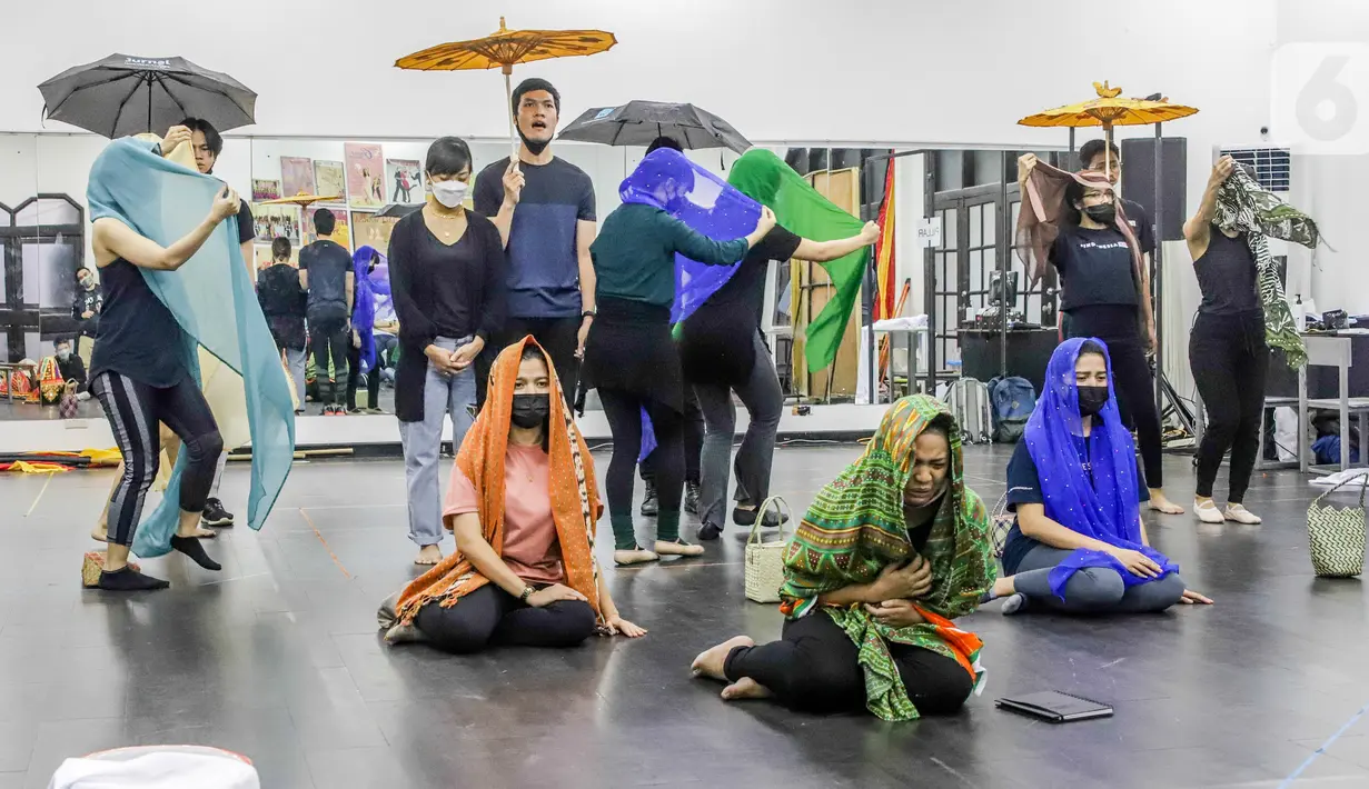 Sejak pertengahan Maret hingga April 2021, peserta terpilih dalam program yang dipersembahkan oleh www.indonesiakaya.com bekerja sama dengan Garin Nugroho dan kelompok Teater Musikal Nusantara (TEMAN), telah mengikuti workshop vokal, tari dan akting di Galeri Indonesia Kaya. (Liputan6.com/Pool)