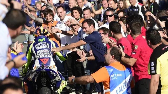 Perjuangan Valentino Rossi yang mengalami jatuh saat menjalani sesi kualifikasi hingga berjuang bisa finis di posisi 4 dari posisi start paling buncit pada MotoGP Valencia 2015, Minggu (9/11/2015).