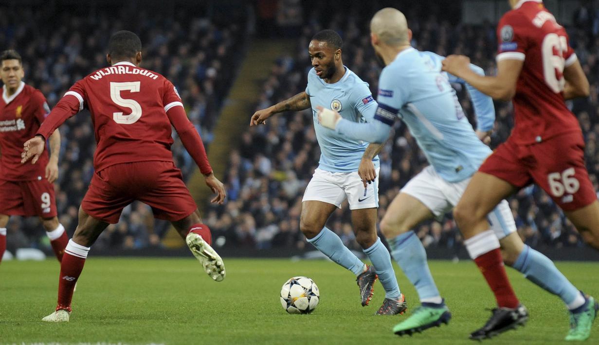Striker Manchester City, Raheem Sterling, berusaha melewati pemain Liverpool pada laga leg kedua perempat final Liga Champions di Stadion Etihad, Rabu (11/4/2018). Manchester City takluk 1-2 dari Liverpool. (AP/Rui Vieira)