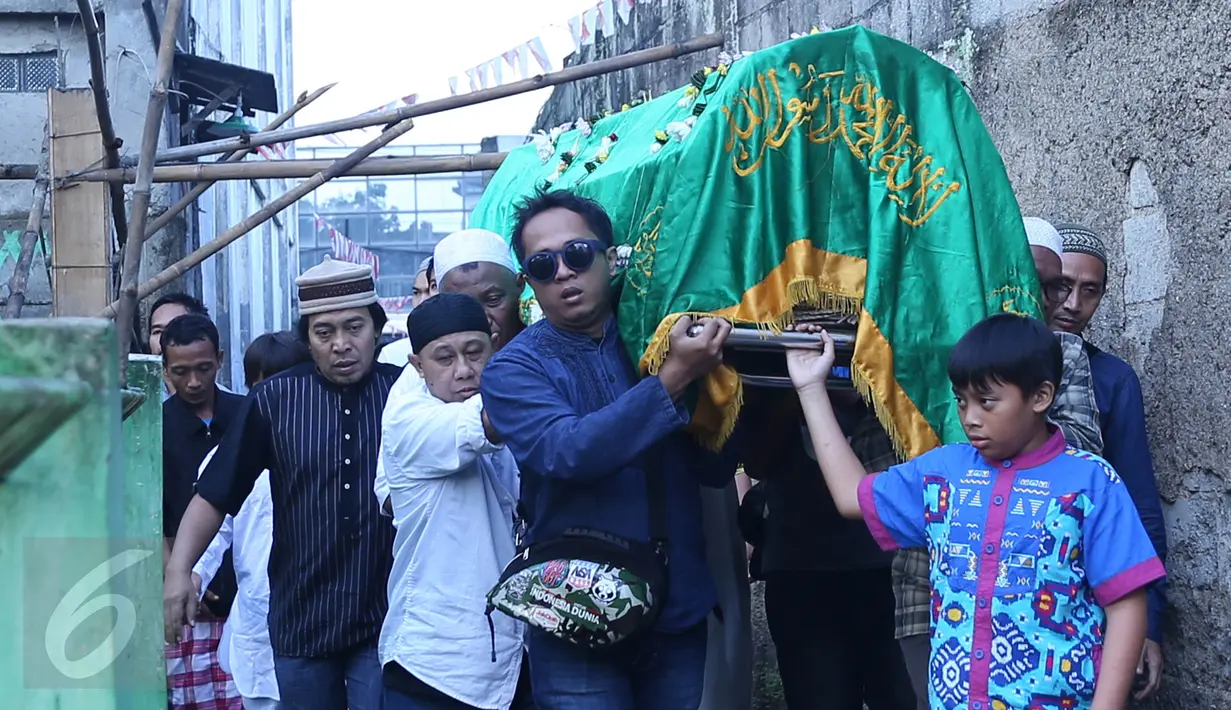 Komedian Komeng menggotong keranda jenazah anak ketiganya, Cantika Alhayu Aldi, menuju pemakaman keluarga di Citeureup, Bogor, Minggu (28/8). Caca, sapaan Cantika, meninggal dunia di usia 10 tahun lantaran sakit. (Liputan6.com/Herman Zakharia)