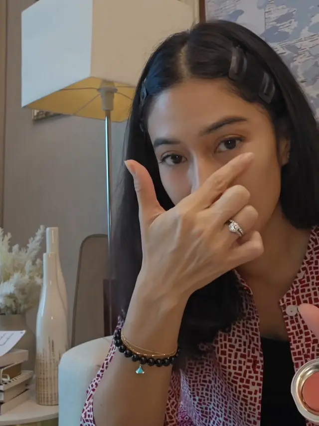 Touch Up Makeup ala Dian Sastrowardoyo dengan Hasil Minimalis. [@therealdisastr]