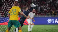 Kiper&nbsp;Timnas Indonesia,&nbsp;Maarten Paes, berusaha menghalau bola saat melawan Australia pada laga kedua Grup C Kualifikasi Piala Dunia 2026 Zona Asia di Stadion Utama Gelora Bung Karno (SUGBK), Jakarta Pusat, pada Selasa (10/9/2024). (Bola.com/Bagaskara Lazuardi)