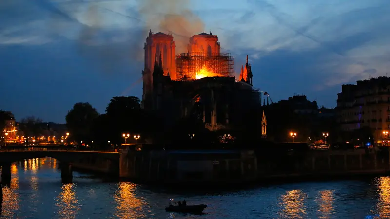 Katedral Notre Dame di Paris Terbakar