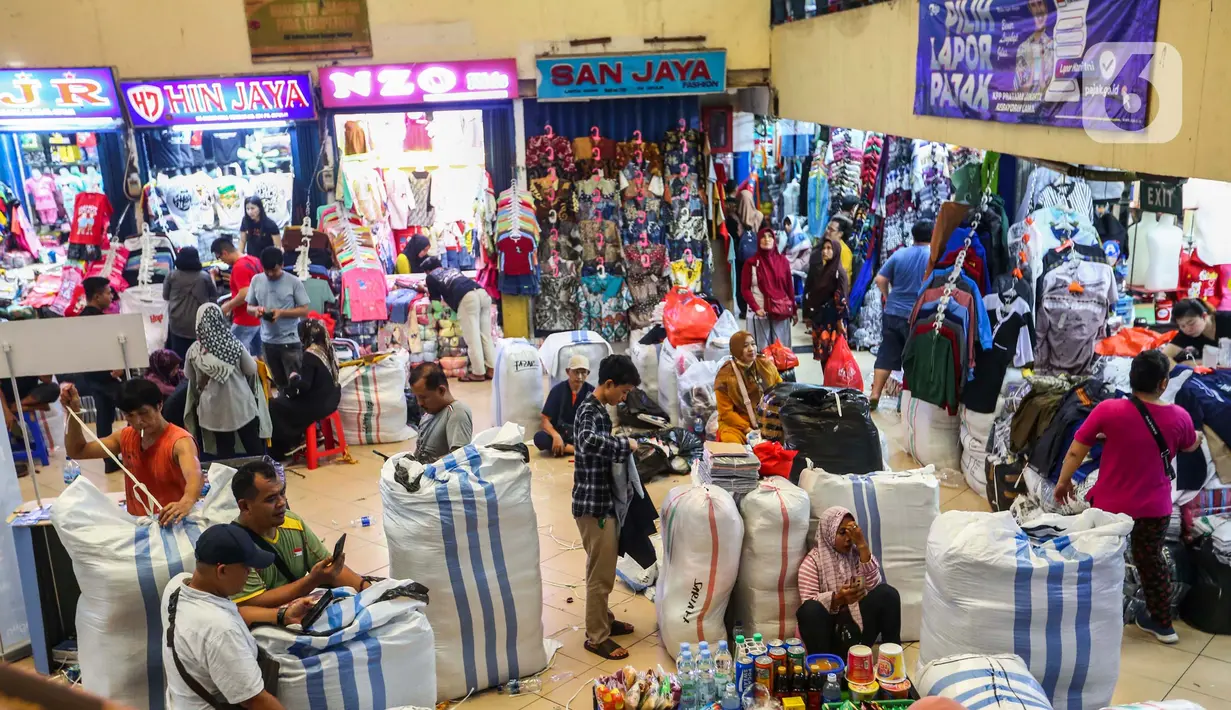 Biasanya, permintaan busana muslim akan naik hingga mencapai dua kali lipat. (Liputan6.com/Angga Yuniar)