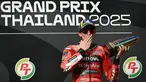 Pembalap Ducati Lenovo asal Spanyol, Marc Marquez, merayakan di atas podium setelah memenangkan Grand Prix MotoGP Thailand di Sirkuit Internasional Buriram, Minggu 2 Maret 2025. (Lillian SUWANRUMPHA/AFP)