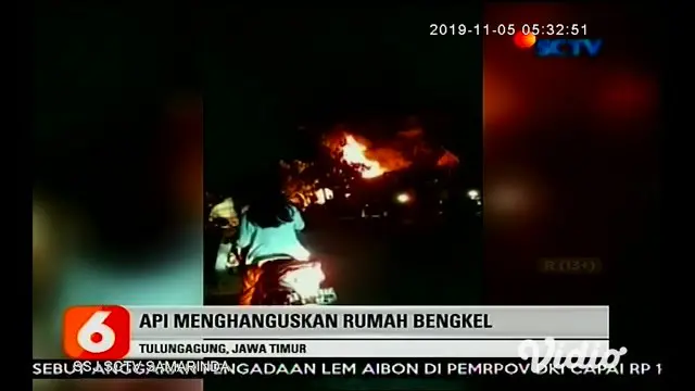 Kebakaran hebat melanda sebuah rumah dan bengkel di Desa Kepuh, Kecamatan Boyolangu, Kabupaten Tulungagung, Senin malam (4/11/2019). Sebelum akhirnya berhasil dipadamkan dalam waktu 3,5 jam.