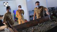 Wali Kota Tangerang Arief Wismansyah saat memantau proses daur ulang maggot di Kantor DLH UPT Pengelolaan Wilayah Barat Kecamatan Jatiuwung (Pramita/Liputan6.com)