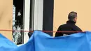 Kaca dan jendela toko daging halal penuh lubang bekas peluru usai ditembaki di Propriano, di pulau Corsica, Prancis, Rabu (3/2). Tembakan membuat kaca dan jendela toko milik warga muslim itu mengalami kerusakan. (PASCAL POCHARD-CASABIANCA/AFP)