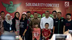 Mendes PDT, Eko Putro Sandjojo (keempat kanan) melakukan foto bersama dengan sejumlah tokoh, artis dan Pengungsi dari berbagai Negara yang ada di Indonesia saat acara Penggalangan dana, Jakarta, Selasa (12/9). (Liputan6.com/Johan Tallo)