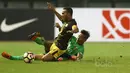 Pemain Barito Putra, Rizky Pora (kiri) berebut bola dengan pemain Bhayangkara FC, Indra Kahfi (kanan) pada Liga 1 2017 di Stadion Patriot, Bekasi, Selasa (4/7/2017). Barito menang 1-0. (Bola.com/Nicklas Hanoatubun)