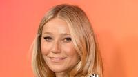 Gwyneth Paltrow berpose saat menghadiri Peluncuran Pameran Budaya Veuve Clicquot Solaire di Beverly Hills, California pada 25 Oktober 2022. Gwyneth tampil minimalis di mana riasan diperhatikan dan memberinya sentuhan kilau tambahan dengan memasang satu set anting-anting berlian halus.  (Kevin Winter/Getty Images/AFP)