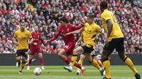 Pemain Liverpool Trent Alexander-Arnold (tengah) saat melawan Wolverhampton Wanderers pada pertandingan sepak bola Liga Inggris di Stadion Anfield, Liverpool, Inggris, 22 Mei 2022. Liverpool menang 3-1 atas Wolverhampton Wanderers. (AP Photo/Jon Super)