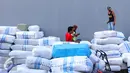 Tumpukan karung berisi pakaian yang siap didistribusikan ke seluruh daerah di Indonesia, Jakarta, Jumat (27/5). Melonjaknya permintaan pakaian jelang puasa menjadi berkah bagi para pedagang. (Liputan6.com/Angga Yuniar)