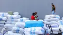 Tumpukan karung berisi pakaian yang siap didistribusikan ke seluruh daerah di Indonesia, Jakarta, Jumat (27/5). Melonjaknya permintaan pakaian jelang puasa menjadi berkah bagi para pedagang. (Liputan6.com/Angga Yuniar)