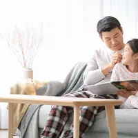 Ilustrasi ayah dan anak bahagia/copyright shutterstock.com/Pixel-Shot&nbsp;