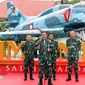 Panglima TNI Laksamana Yudo Margono (depan) didampingi KSAD Jenderal TNI Dudung Abdurachman, KSAL Laksamana Muhammad Ali, dan KSAU Marsekal TNI Fadjar Prasetyo menyampaikan sambutan pada Rapat Pimpinan TNI Tahun 2023 di Museum Satria Mandala, Jakarta, Kamis (9/2/2023). Dalam rapat tersebut Panglima TNI menyampaikan program prioritas TNI tahun 2023 serta memberikan penghargaan kepada para prajurit berprestasi. (Liputan6.com/Herman Zakharia)