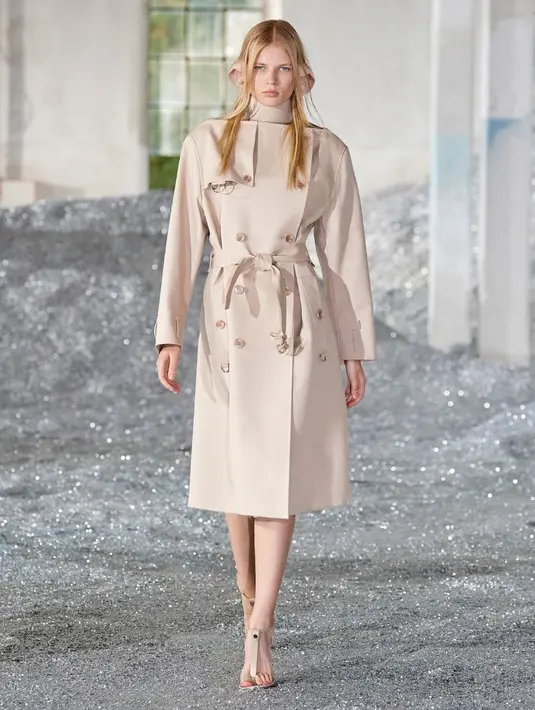 Trench coat Burberry yang ikonis didekonstruksi dan dirancang ulang dalam siluet yang kuat, serta mencolok, yang juga banyak bermain dengan volume. Foto: Document/Burberry.