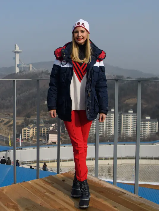 Putri Presiden AS Donald Trump, Ivanka Trump berpose selama acara bobsleigh pria empat orang Olimpiade Musim Dingin Pyeongchang 2018 di depan menara lompat ski di Pyeongchang (25/2). (AFP Photo/ Ed Jones)