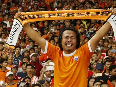 Seorang Jakmania menangis saat merayakan kemenangan Persija Jakarta atas Bali United pada final Piala Presiden di SUGBK, Jakarta, Sabtu (17/2/2018). Persija menang 3-0 atas Bali United. (Bola.com/M Iqbal Ichsan)